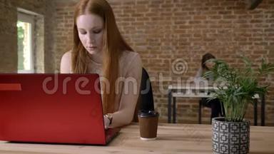 年轻忙碌的姜女士在办公室里用笔记本电脑工作，喝咖啡，工作<strong>理念</strong>，沟通<strong>理念</strong>